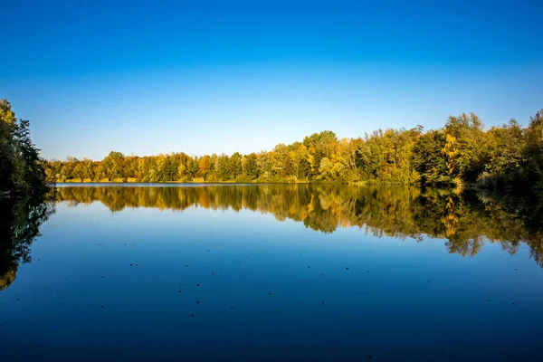 Piękne Jeziorko Oberwaldsee Niemczech Słoneczny Dzień Jesienią Kolorowym Lasem Odbijającym — Zdjęcie stockowe