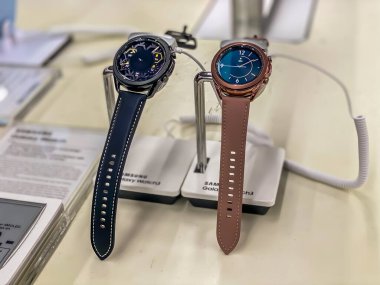 Darmstadt, Almanya - 17 Ağustos 2020: Bir Alman fotoğrafçı yeni Samsung Galaksi İzleme 3 modelini Satürn 'ün elektronik pazarında izleyerek bir alışveriş malını ziyaret ediyor.