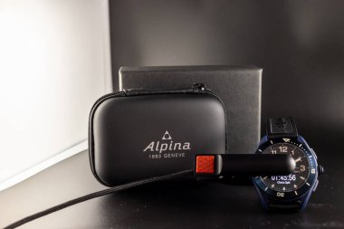 Frankfurt, Almanya - 20 Kasım 2021: Bir Alman fotoğrafçı Alpina AlpinerX canlı olarak yeni melez saatini açıyor ve şarj cihazıyla fotoğraflarını çekiyor.