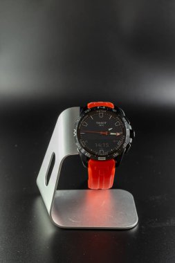 Frankfurt, Almanya - 20 Kasım 2021: Alman bir fotoğrafçı yeni hibrit saati Tissot T-Touch Connect 'i açıyor ve fotoğraflarını çekiyor.
