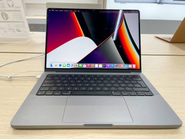 Köln, Almanya - 1 Ekim 2021: Yeni MacBook Pro 'yu büyük bir alışveriş merkezindeki Satürn medya pazarında yeni M1 Pro ve M1 Max çipleriyle karşılaştıran ve test eden bir Alman fotoğrafçı.