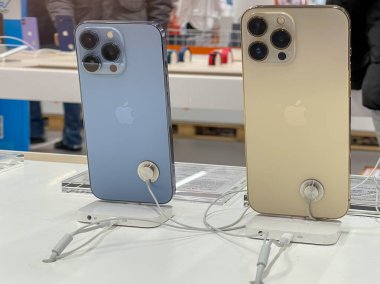 Köln, Almanya - 1 Ekim 2021: Yeni iPhone 13 'ün yanı sıra iPhone 13 Pro ve iPhone 13 Mini' yi Apple Store 'da karşılaştıran ve test eden bir Alman fotoğrafçı.