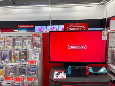Frankfurt, Almanya - 21 Aralık 2021: Frankfurt 'ta alışveriş. Satürn pazarını ziyaret etmek, oyun için yeni Nintendo Anahtarı konsolunu görmek.