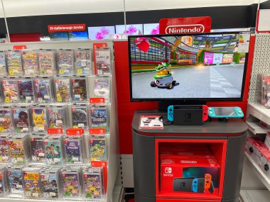 Frankfurt, Almanya - 21 Aralık 2021: Frankfurt 'ta alışveriş. Satürn pazarını ziyaret etmek, oyun için yeni Nintendo Anahtarı konsolunu görmek.
