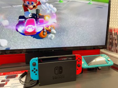 Frankfurt, Almanya - 21 Aralık 2021: Frankfurt 'ta alışveriş. Satürn pazarını ziyaret etmek, oyun için yeni Nintendo Anahtarı konsolunu görmek.