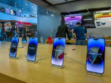 New York, ABD - 16 Eylül 2022: Bir Alman fotoğrafçı yeni iPhone 14 'ün yanı sıra bir Apple Store' da iPhone 14 Pro modellerini karşılaştırıp test ediyor.