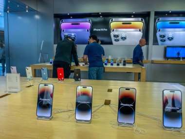New York, ABD - 16 Eylül 2022: Bir Alman fotoğrafçı yeni iPhone 14 'ün yanı sıra bir Apple Store' da iPhone 14 Pro modellerini karşılaştırıp test ediyor.