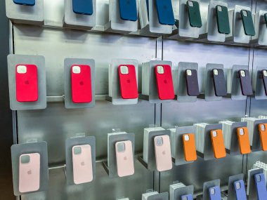 New York, ABD - 16 Eylül 2022: Yeni iPhone 14 'ün yanı sıra Apple Store' da iPhone 14 'ün aksesuarlarını telefon kılıfı olarak karşılaştıran bir Alman fotoğrafçı.