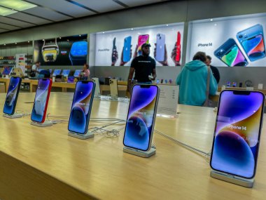 New York, ABD - 16 Eylül 2022: Bir Alman fotoğrafçı yeni iPhone 14 'ün yanı sıra bir Apple Store' da iPhone 14 Pro modellerini karşılaştırıp test ediyor.