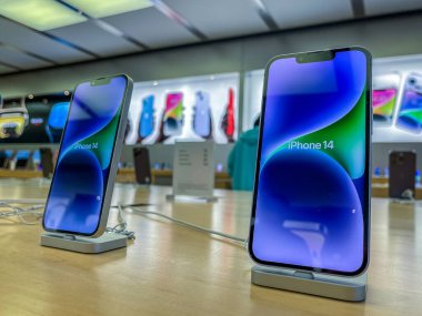 New York, ABD - 16 Eylül 2022: Bir Alman fotoğrafçı yeni iPhone 14 'ün yanı sıra bir Apple Store' da iPhone 14 Pro modellerini karşılaştırıp test ediyor.