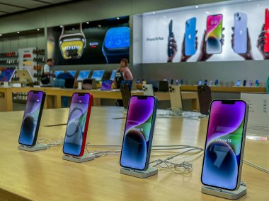 New York, ABD - 16 Eylül 2022: Bir Alman fotoğrafçı yeni iPhone 14 'ün yanı sıra bir Apple Store' da iPhone 14 Pro modellerini karşılaştırıp test ediyor.