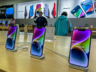 New York, ABD - 16 Eylül 2022: Bir Alman fotoğrafçı yeni iPhone 14 'ün yanı sıra bir Apple Store' da iPhone 14 Pro modellerini karşılaştırıp test ediyor.