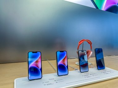 New York, ABD - 16 Eylül 2022: Bir Alman fotoğrafçı yeni iPhone 14 'ün yanı sıra bir Apple Store' da iPhone 14 Pro modellerini karşılaştırıp test ediyor.