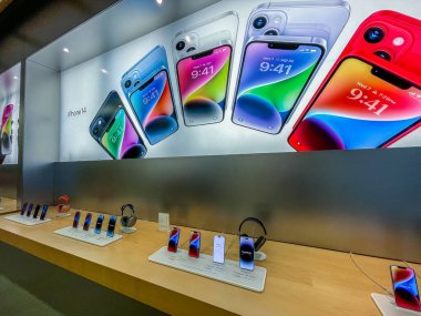 New York, ABD - 16 Eylül 2022: Bir Alman fotoğrafçı yeni iPhone 14 'ün yanı sıra bir Apple Store' da iPhone 14 Pro modellerini karşılaştırıp test ediyor.