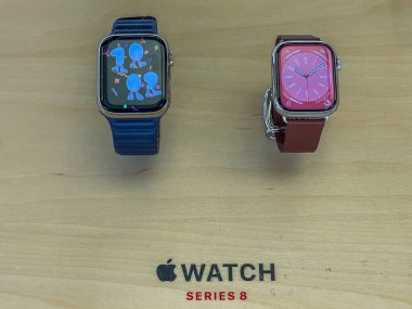 New York, ABD - 16 Eylül 2022: Yeni Apple Watch Serisi 8 'in yanı sıra Apple Watch SE' yi bir Apple Store 'da karşılaştıran ve test eden bir Alman fotoğrafçı.