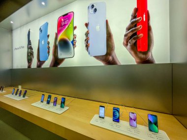 New York, ABD - 16 Eylül 2022: Bir Alman fotoğrafçı yeni iPhone 14 'ün yanı sıra bir Apple Store' da iPhone 14 Pro modellerini karşılaştırıp test ediyor.