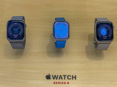 New York, ABD - 16 Eylül 2022: Yeni Apple Watch Serisi 8 'in yanı sıra Apple Watch SE' yi bir Apple Store 'da karşılaştıran ve test eden bir Alman fotoğrafçı.