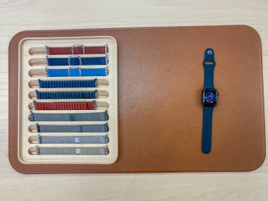 New York, ABD - 16 Eylül 2022: Yeni Apple Watch Serisi 8 'in yanı sıra Apple Watch SE' yi bir Apple Store 'da karşılaştıran ve test eden bir Alman fotoğrafçı.
