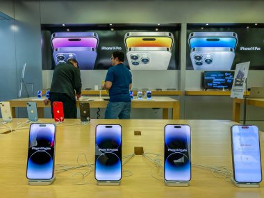 New York, ABD - 16 Eylül 2022: Bir Alman fotoğrafçı yeni iPhone 14 'ün yanı sıra bir Apple Store' da iPhone 14 Pro modellerini karşılaştırıp test ediyor.