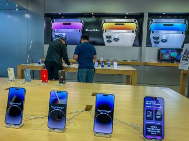 New York, ABD - 16 Eylül 2022: Bir Alman fotoğrafçı yeni iPhone 14 'ün yanı sıra bir Apple Store' da iPhone 14 Pro modellerini karşılaştırıp test ediyor.