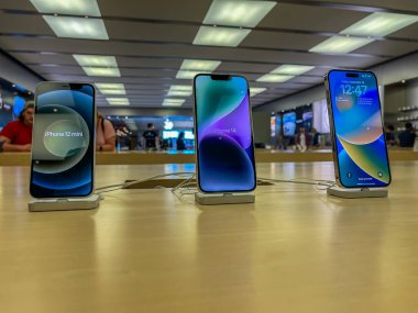 New York, ABD - 16 Eylül 2022: Bir Alman fotoğrafçı yeni iPhone 14 'ün yanı sıra bir Apple Store' da iPhone 14 Pro modellerini karşılaştırıp test ediyor.