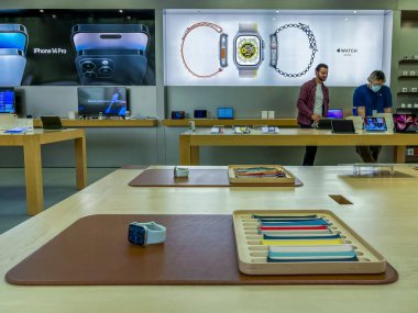 New York, ABD - 16 Eylül 2022: Yeni Apple Watch Serisi 8 'in yanı sıra Apple Watch SE' yi bir Apple Store 'da karşılaştıran ve test eden bir Alman fotoğrafçı.