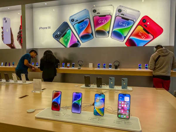 New York, ABD - 16 Eylül 2022: Bir Alman fotoğrafçı yeni iPhone 14 'ün yanı sıra bir Apple Store' da iPhone 14 Pro modellerini karşılaştırıp test ediyor.