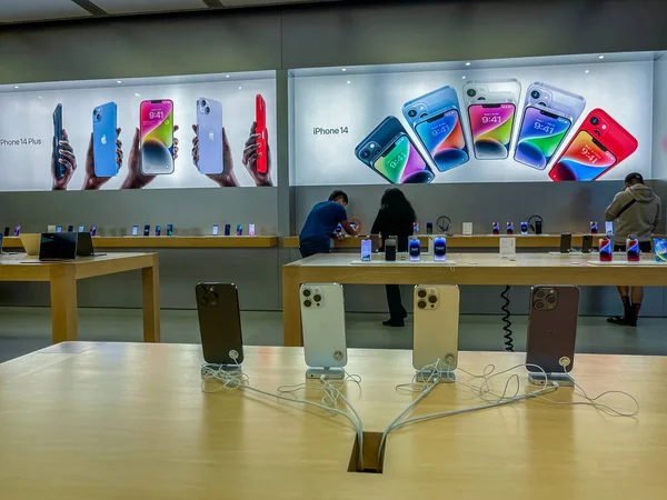 New York, ABD - 16 Eylül 2022: Bir Alman fotoğrafçı yeni iPhone 14 'ün yanı sıra bir Apple Store' da iPhone 14 Pro modellerini karşılaştırıp test ediyor.