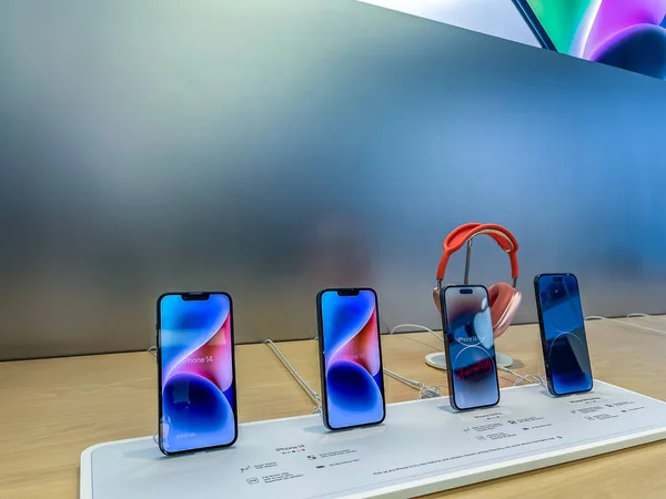 New York, ABD - 16 Eylül 2022: Bir Alman fotoğrafçı yeni iPhone 14 'ün yanı sıra bir Apple Store' da iPhone 14 Pro modellerini karşılaştırıp test ediyor.