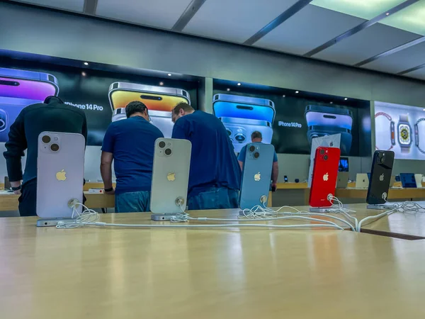 New York, ABD - 16 Eylül 2022: Bir Alman fotoğrafçı yeni iPhone 14 'ün yanı sıra bir Apple Store' da iPhone 14 Pro modellerini karşılaştırıp test ediyor.