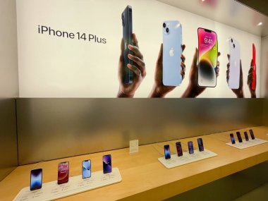 New Jersey, ABD - 21 Eylül 2022: Yeni iPhone 14 'ün yanı sıra Apple Store' da iPhone 14 Pro modellerini karşılaştıran ve test eden bir Alman fotoğrafçı.