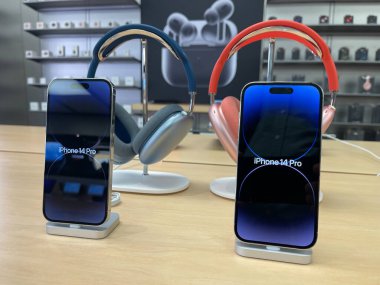 New Jersey, ABD - 21 Eylül 2022: Yeni iPhone 14 'ün yanı sıra Apple Store' da iPhone 14 Pro modellerini karşılaştıran ve test eden bir Alman fotoğrafçı.