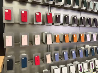 New York, ABD - 20 Eylül 2022: Yeni iPhone 14 'ün yanı sıra Apple Store' da iPhone 14 'ün aksesuarlarını telefon kılıfı olarak karşılaştıran bir Alman fotoğrafçı.