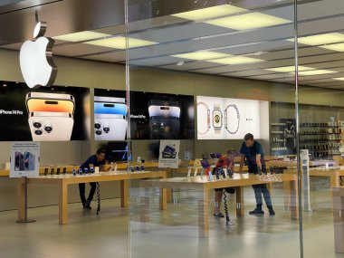 New York, ABD - 20 Eylül 2022: Bir Alman fotoğrafçı yeni iPhone 14 'ün yanı sıra bir Apple Store' da iPhone 14 Pro modellerini karşılaştırıp test ediyor.