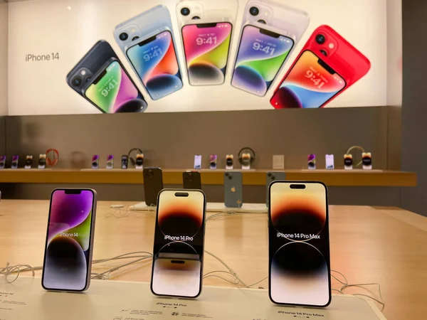 New York, ABD - 20 Eylül 2022: Bir Alman fotoğrafçı yeni iPhone 14 'ün yanı sıra bir Apple Store' da iPhone 14 Pro modellerini karşılaştırıp test ediyor.