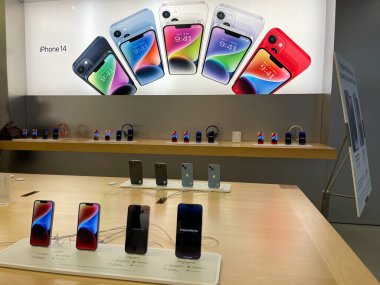 New Jersey, ABD - 21 Eylül 2022: Yeni iPhone 14 'ün yanı sıra Apple Store' da iPhone 14 Pro modellerini karşılaştıran ve test eden bir Alman fotoğrafçı.