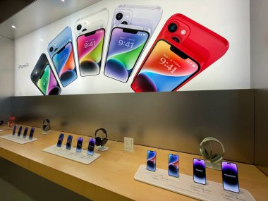 New Jersey, ABD - 21 Eylül 2022: Yeni iPhone 14 'ün yanı sıra Apple Store' da iPhone 14 Pro modellerini karşılaştıran ve test eden bir Alman fotoğrafçı.
