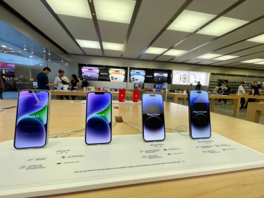 New Jersey, ABD - 21 Eylül 2022: Yeni iPhone 14 'ün yanı sıra Apple Store' da iPhone 14 Pro modellerini karşılaştıran ve test eden bir Alman fotoğrafçı.