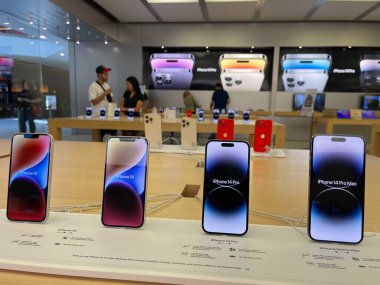 New Jersey, ABD - 21 Eylül 2022: Yeni iPhone 14 'ün yanı sıra Apple Store' da iPhone 14 Pro modellerini karşılaştıran ve test eden bir Alman fotoğrafçı.