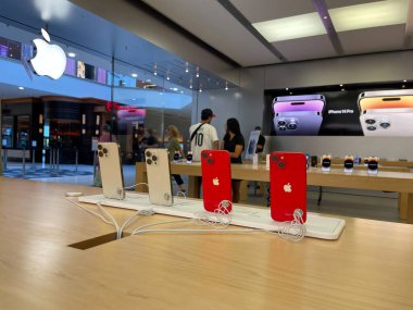 New Jersey, ABD - 21 Eylül 2022: Yeni iPhone 14 'ün yanı sıra Apple Store' da iPhone 14 Pro modellerini karşılaştıran ve test eden bir Alman fotoğrafçı.