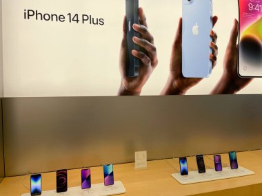New Jersey, ABD - 21 Eylül 2022: Yeni Apple Watch Serisi 8 'i ve Apple Watch SE' yi bir Apple Store 'da karşılaştıran ve test eden bir Alman fotoğrafçı.