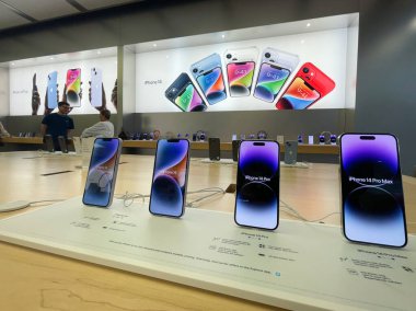 New Jersey, ABD - 21 Eylül 2022: Yeni iPhone 14 'ün yanı sıra Apple Store' da iPhone 14 Pro modellerini karşılaştıran ve test eden bir Alman fotoğrafçı.