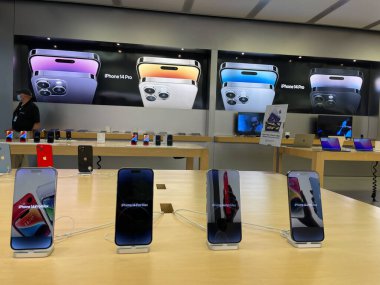 New Jersey, ABD - 21 Eylül 2022: Yeni iPhone 14 'ün yanı sıra Apple Store' da iPhone 14 Pro modellerini karşılaştıran ve test eden bir Alman fotoğrafçı.