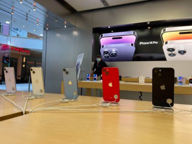 New Jersey, ABD - 21 Eylül 2022: Yeni iPhone 14 'ün yanı sıra Apple Store' da iPhone 14 Pro modellerini karşılaştıran ve test eden bir Alman fotoğrafçı.