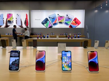 New Jersey, ABD - 21 Eylül 2022: Yeni iPhone 14 'ün yanı sıra Apple Store' da iPhone 14 Pro modellerini karşılaştıran ve test eden bir Alman fotoğrafçı.