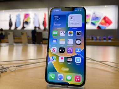 New Jersey, ABD - 21 Eylül 2022: Yeni iPhone 14 'ün yanı sıra Apple Store' da iPhone 14 Pro modellerini karşılaştıran ve test eden bir Alman fotoğrafçı.
