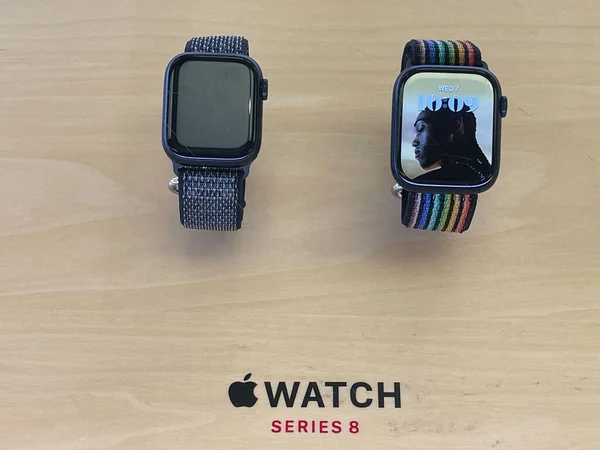 New Jersey, ABD - 21 Eylül 2022: Yeni Apple Watch Serisi 8 'i ve Apple Watch SE' yi bir Apple Store 'da karşılaştıran ve test eden bir Alman fotoğrafçı.