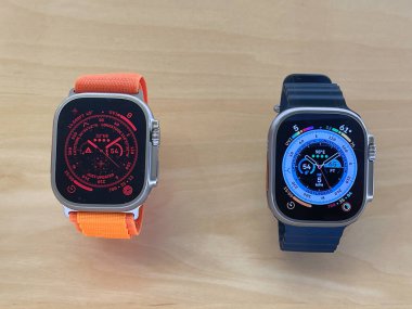 New Jersey, ABD - 23 Eylül 2022: Bir Apple Store 'da yeni Apple Watch Ultra' yı karşılaştıran ve test eden bir Alman fotoğrafçı.
