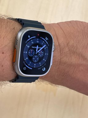 New Jersey, ABD - 23 Eylül 2022: Bir Apple Store 'da yeni Apple Watch Ultra' yı karşılaştıran ve test eden bir Alman fotoğrafçı.