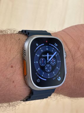 New Jersey, ABD - 23 Eylül 2022: Bir Apple Store 'da yeni Apple Watch Ultra' yı karşılaştıran ve test eden bir Alman fotoğrafçı.